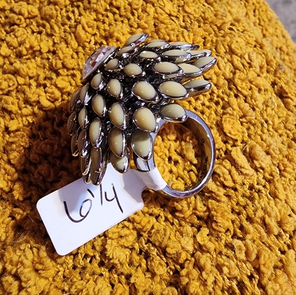 Ann Taylor Flower Cocktail Ring Statement Piece Sz 6.25 - Picture 10 of 13